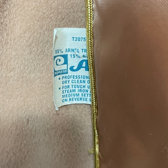 Looking on she sings the songs the words she knows the tune she hums - Picture 9 of 9